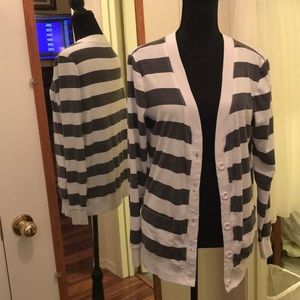 Light weight grey & white button down w/pockets